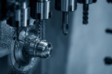 Çoklu görev yapan CNC torna makinesi İsviçre tipi boru bağlantı parçalarını tıklatıyor. Çoklu görev CNC dönüşümlü İsviçre tipi hippi teknolojisi parçaları üretim süreci.