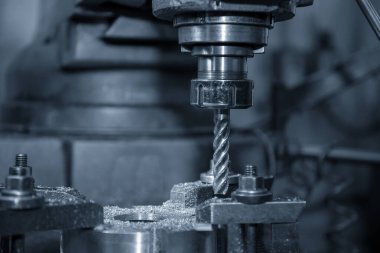 Değirmen işlemi metal plaka parçası ile NC değirmen makinesi. NC değirmen makinesinin atölye çalışması.