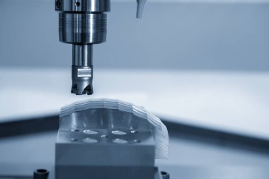 CNC değirmen makinesi, enjeksiyon kalıbını indekslenebilir araçlarla kesiyor. Kalıplar ve ölüm üretim süreci, son değirmen araçları ile makine merkezi tarafından.