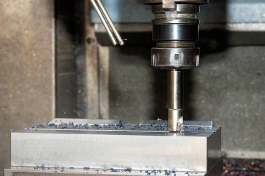 CNC değirmen makinesi, dizinlenebilir son değirmen araçlarıyla enjeksiyon küf parçalarını kesiyor. Kalıplar ve ölüm üretim süreci, son değirmen araçları ile makine merkezi tarafından.