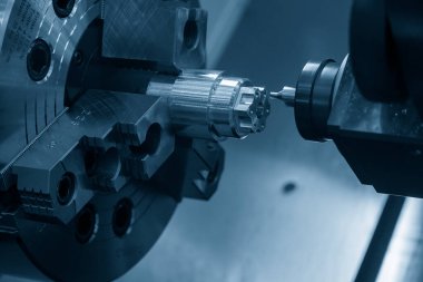 CNC torna makinesi odacıkları metal şekilli parçaları kesti. CNC dönüşüm makinesinin yüksek teknolojili metal işlemesi .