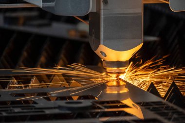 Sahne ipliği lazer kesme makinesi, metal plakayı kesmiş. Lazer kesme makinesinin yüksek teknoloji metal üretim süreci.. 