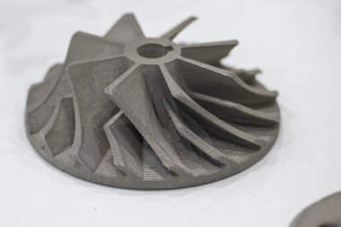 Metal 3D baskı parçalarını yakın çekim sahnesi. 3D yazıcıdan yüksek teknoloji hızlı prototipi.