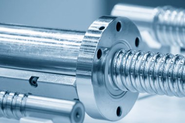 Yedek parçaların yakın çekim sahnesi kurşun top vidası seti. Yüksek duyarlı CNC makine parçası üretim konsepti.