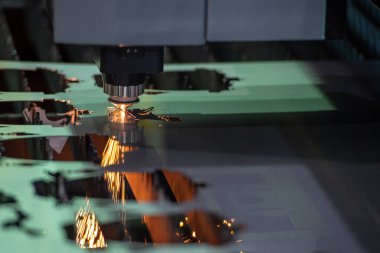 Sahne ipliği lazer kesme makinesi, metal plakayı kesmiş. Lazer kesme makinesinin yüksek teknoloji metal üretim süreci.. 