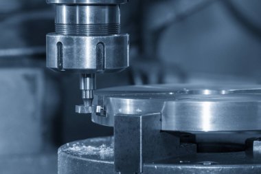 Metal parçaları kesen NC değirmen makinesi T-slot makinası. NC değirmen makinesinin atölye çalışması.