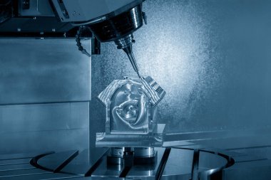 5 eksenli makine merkezi, alüminyum V8 motor bloğu parçalarını katı top son değirmeni aracıyla kesiyor. Çok eksenli CNC değirmen makinesinin yüksek hassasiyetli otomotiv üretim süreci.