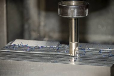 CNC değirmen makinesi, dizinlenebilir son değirmen araçlarıyla enjeksiyon küf parçalarını kesiyor. Kalıplar ve ölüm üretim süreci, son değirmen araçları ile makine merkezi tarafından.