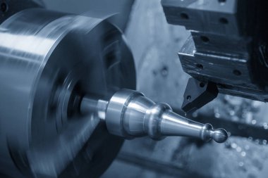CNC torna makinesi metal şaft parçalarını kesiyor. CNC dönüşüm makinesinin yüksek teknolojili metal işlemesi .