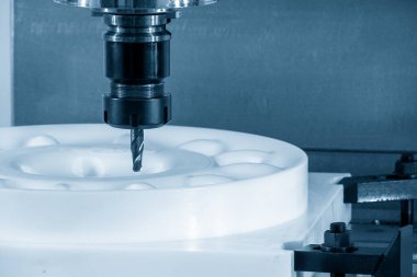 CNC değirmen makinesi, POM 'un maddi parçalarını sağlam bir top son değirmeni aracıyla kesiyor. Plastik POM makine merkezinden kesiyor.