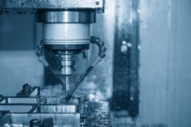 CNC değirmen makinesi, küf parçalarını yağ soğutma metoduyla kesiyor. CNC makine merkezi tarafından üretilen kalıp ve ölüm süreci.