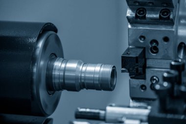 CNC Torna Makinesi pirinç boru bağlantı parçalarını kesiyor. CNC dönüşüm makinesinin yüksek teknolojili metal işlemesi .
