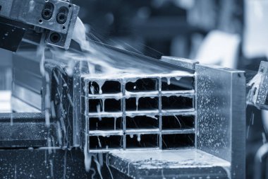 Otomatik bantlı testere makinası su bazlı soğutucu metoduyla kare tüpleri kesiyor. Endüstriyel amaç için makine aracı.