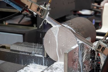 Otomatik bant testeresi metal çubuğu su bazlı soğutucu metoduyla kesiyor. Endüstriyel amaç için makine aracı.