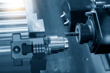 CNC dönüm makinesi metal parçalarını kesiyor. CNC makinesinin işlediği yüksek teknolojili metal. .