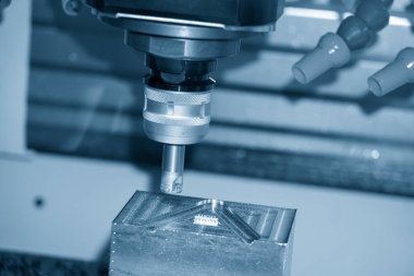 CNC değirmen makinesi, enjeksiyon küf parçalarını indekslenebilir araçlarla kesiyor. Kalıplar ve ölüm üretim süreci, son değirmen araçları ile makine merkezi tarafından.