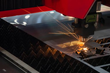 Sahne ipliği lazer kesme makinesi, metal plakayı kesmiş. Lazer kesme makinesinin yüksek teknoloji metal üretim süreci.. 