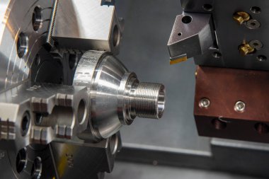 CNC torna makinesi metal şaft parçalarını kesiyor. CNC dönüşüm makinesinin yüksek teknolojili metal işlemesi .
