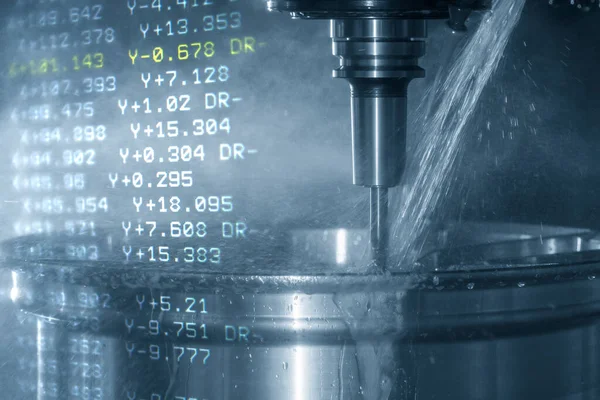 Soyut sahne 5 eksenli makine merkezi magnezyum alaşımlı tekerlek parçalarını ve G-kodlu veri arkaplanını kesiyor. Çok eksenli CNC değirmen makinesinin yüksek hassasiyetli otomotiv üretim süreci.