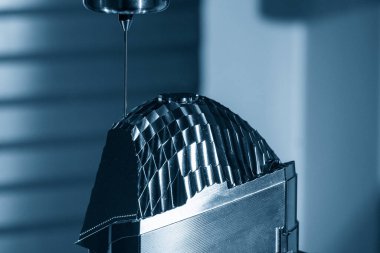 CMM sondası CNC değirmen makinesinin lens yansıma küf parçasını ölçüyor. CMM makinesiyle otomotiv parçalarının kalite kontrolü.