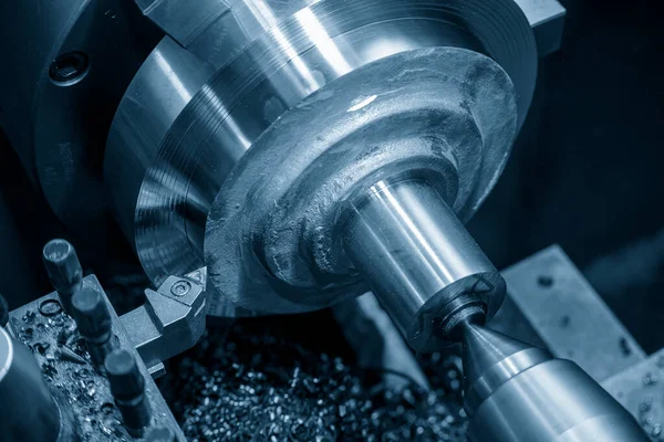 Torna makinesi pirinç şaft parçalarını torna araçlarıyla kesiyor. Makineyi döndürerek metal işleme süreci.