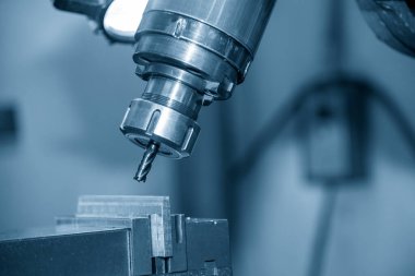 Açı değirmeni metal plakayı düz uçlu değirmen aletleriyle işliyor. NC değirmen makinesinin atölye çalışması.