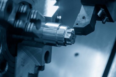 CNC torna makinesi metal şaft parçalarını kesiyor. CNC dönüşüm makinesinin yüksek teknolojili metal işlemesi .