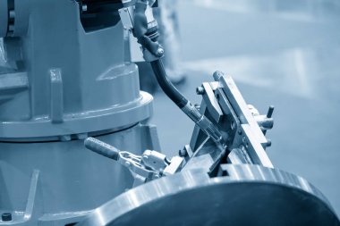 Otomotiv parçaları montajında çalışan otomatik kaynak robotu. Robotik sistemin sanayi 4.0 otomotiv üretim kavramı.