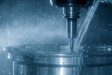 5 eksenli makine merkezi, magnezyum alaşımlı tekerlek parçalarını sert top son değirmeniyle kesiyor. Çok eksenli CNC değirmen makinesinin yüksek hassasiyetli otomotiv üretim süreci.