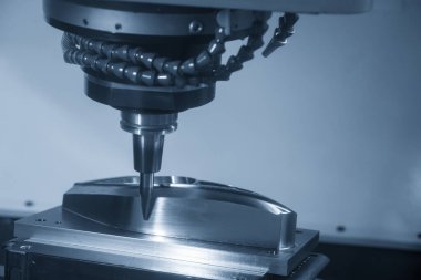 CNC değirmen makinesi küf parçalarını namluyla kesiyor. Küf ve ölüm üretim süreci makine merkezi tarafından.