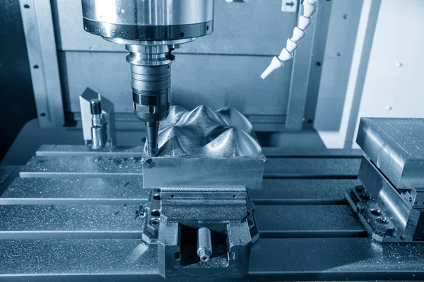 Cncフライス盤は 射出成形部品をインデックス可能なツールで切断します ソリッドエンドミル工具で中心を加工することにより金型製造プロセス — ストック写真