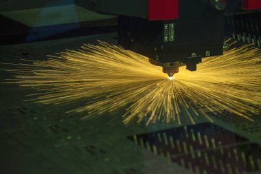 Fiber lazer kesme makinesi metal plakayı kesti. Lazer kesme makinesinin yüksek teknoloji metal üretim süreci.. 