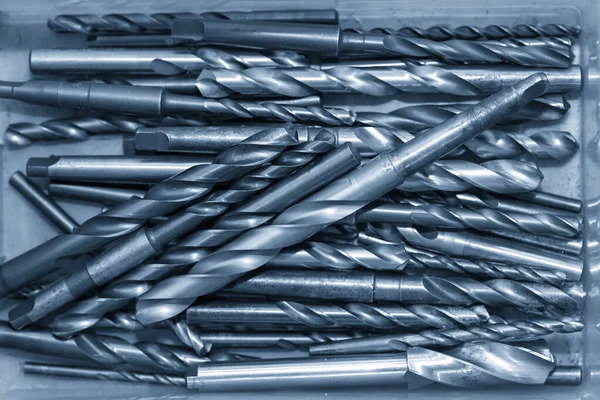 Konteynır kutusundaki matkap araçlarının çeşitli büyüklükteki grubu. Delik işleme için yüksek hızlı kesme aracı.