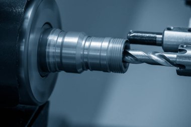 CNC torna makinesi pirinç boru bağlantı parçalarını kesiyordu. CNC dönüşüm makinesinin yüksek teknolojili metal işlemesi .