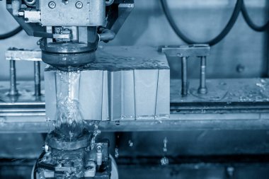 Kablo EDM makinesi kalıpları kesiyor. Zar atma işlemi CNC programı tarafından kablo kesme makine kontrolü ile kesme işlemi.