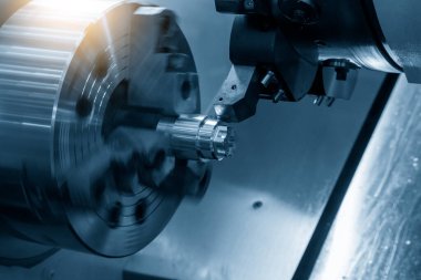 CNC torna makinesi metal şaft parçalarını kesiyor. CNC dönüşüm makinesinin yüksek teknolojili metal işlemesi .