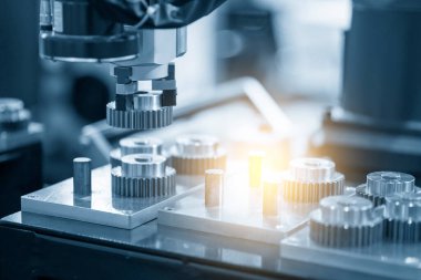 Metal parçalı robotik sistem tarafından yapılan yüksek teknoloji malzeme işleme süreci. Otomatik pnömatik robotik kol üretim hattındaki mekanik parçaları seçer. 