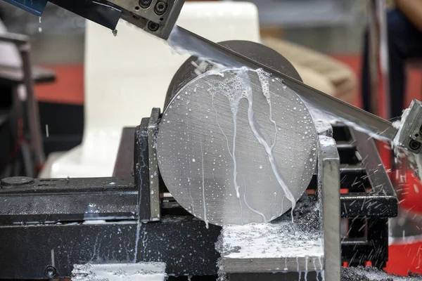 Otomatik bant testeresi metal çubuğu su bazlı soğutucu metoduyla kesiyor. Endüstriyel amaç için makine aracı.