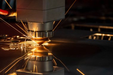 Fiber lazer kesme makinesi metal plakayı kesti. Lazer kesme makinesinin yüksek teknoloji metal üretim süreci.. 