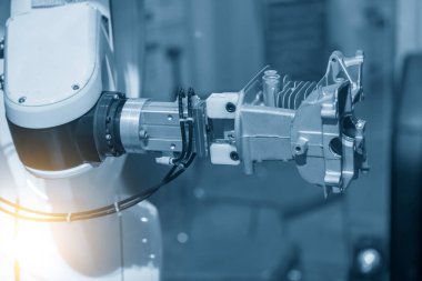 Silindir bloklu robotik sistem tarafından yüksek teknolojili materyal işleme süreci. Otomatik pnömatik robotik kol üretim hattındaki otomotiv parçalarını seçer. 