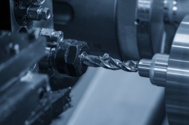 CNC torna makinesi pirinç boru bağlantı parçalarını kesiyordu. CNC dönüşüm makinesinin yüksek teknolojili metal işlemesi .
