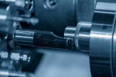 CNC torna makinesi metal şaft parçalarını kesiyor. CNC dönüşüm makinesinin yüksek teknolojili metal işlemesi .