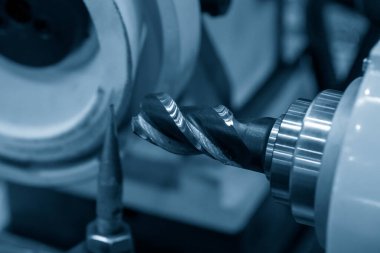 Kesme aleti yeniden öğütme makinesi. CNC değirmen makinesi için yeniden öğütme süreci.