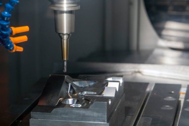 Basın, CNC değirmen makinesiyle top değirmeni aletini üretirken öldü. Kalıplar, sert top değirmeni ile makine merkeziyle kesme işlemi yapıyor.