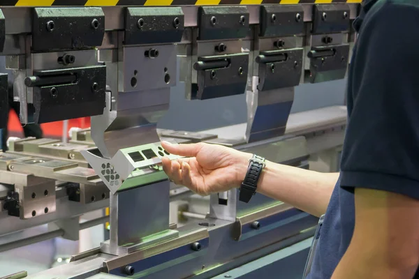 Hidrolik fren bükme makinesiyle çalışan operatör. Yetenek operatörünün kullandığı levha metal çalışması.