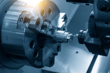 CNC dönüşümlü makine odacığı metal parçalarını kesiyor. CNC makinesinin işlediği yüksek teknolojili metal. .