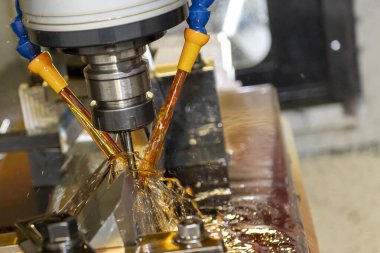 CNC değirmen makinesi, küf parçalarını yağ soğutma metoduyla kesiyor. CNC makine merkezi tarafından üretilen kalıp ve ölüm süreci.