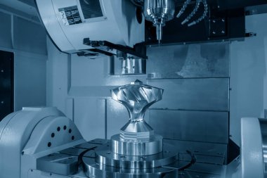Beş eksenli CNC değirmen makinesi metal dişli kısmını kesiyor. Yüksek teknoloji otomotiv makine merkezi tarafından üretilme süreci.