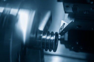 CNC torna makinesi, metal makara parçalarını kesiyor. CNC dönüşüm makinesinin yüksek teknolojili otomotiv parçaları üretim süreci .