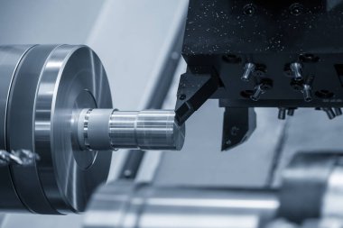 CNC torna makinesi metal şaft parçalarını kesiyor. CNC dönüşüm makinesinin yüksek teknolojili metal işlemesi .